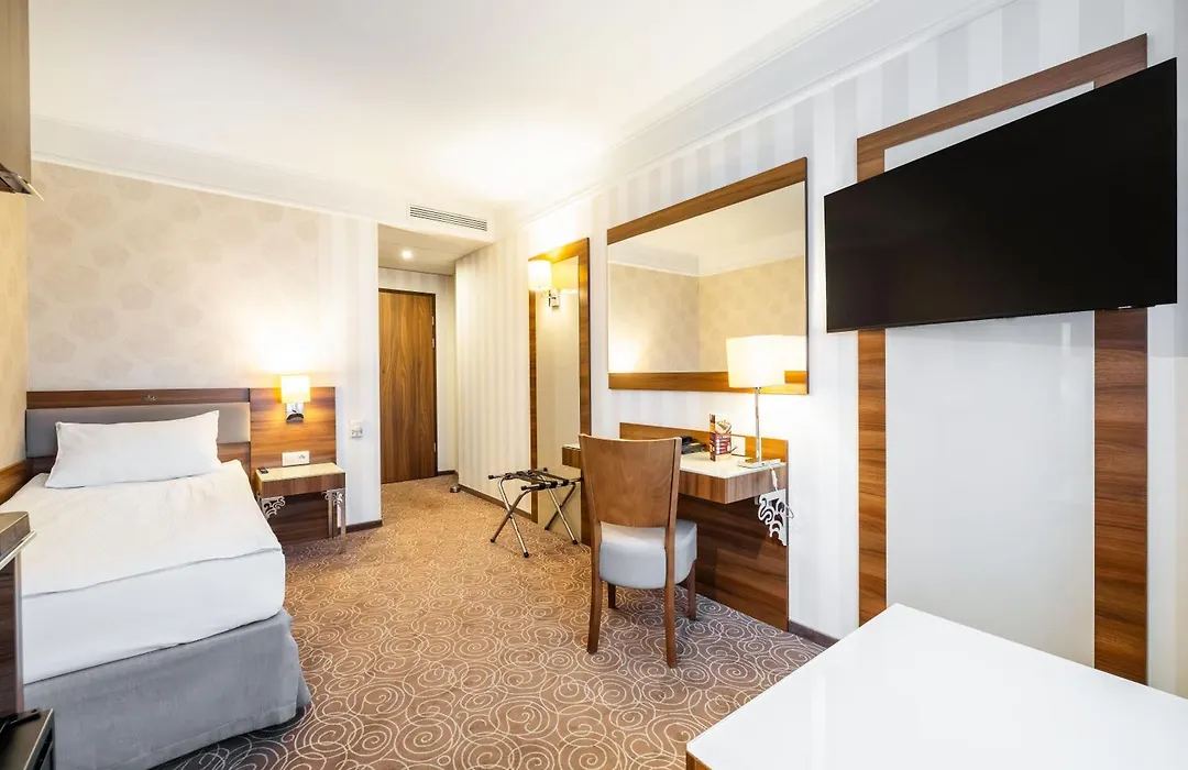 Hotel Lord - Warsaw Airport-1